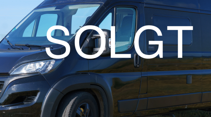 Der kører en sort Tourne 6.0